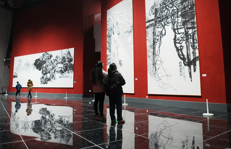 市民參觀系列畫展。寧?？h委宣傳部供圖