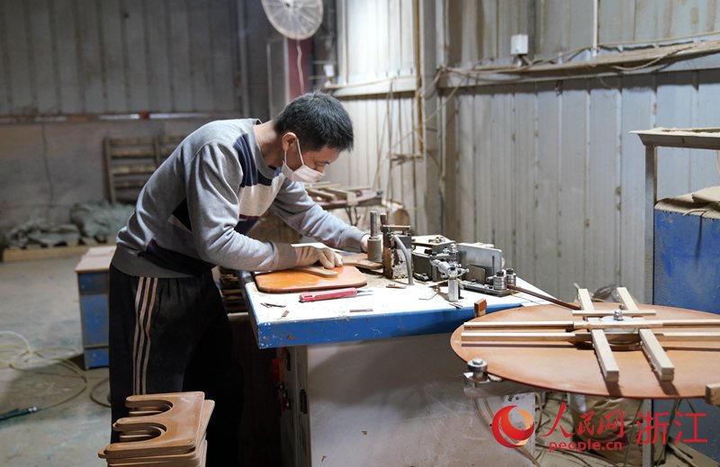 竹制品打磨是竹制品制作過程中的一個重要環節。人民網 方彭依夢攝