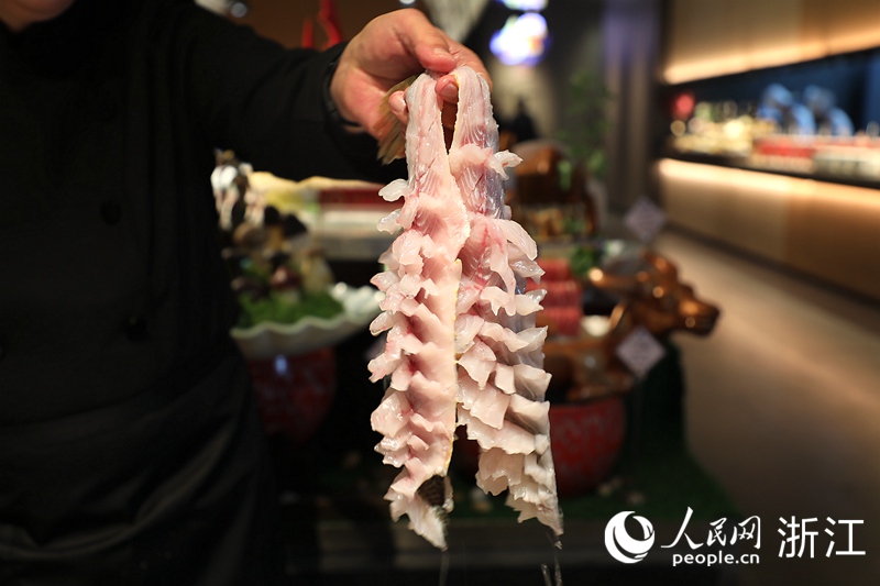 溫州大黃魚的魚肉緊實不脫落。人民網 方彭依夢攝