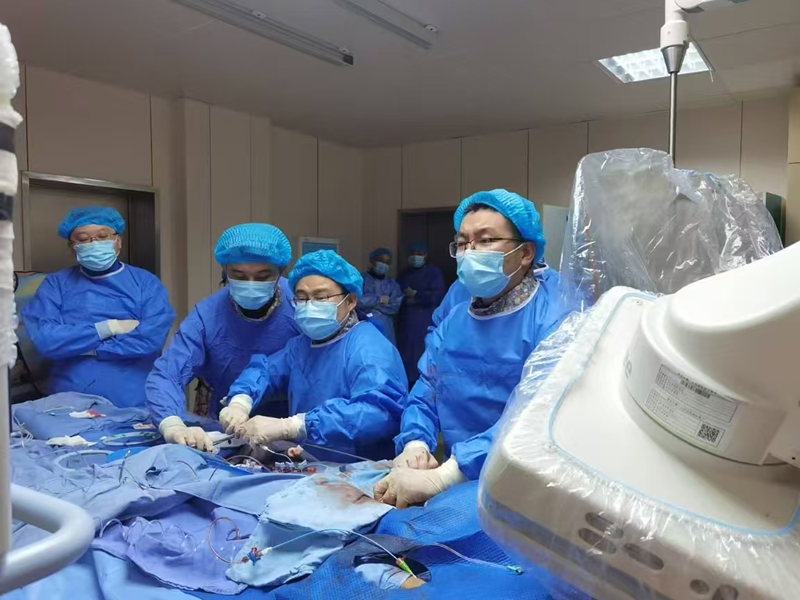 張喜文團隊為李奶奶做主動脈瓣置換手術。受訪者供圖