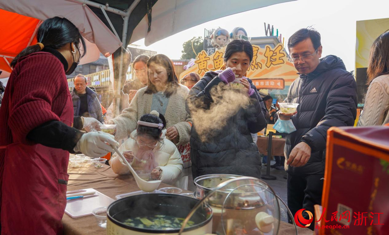 活動期間，4家來自溫州的大黃魚養殖企業紛紛帶來了自家特色產品，邀請市民游客品嘗黃魚之鮮。人民網 章勇濤攝