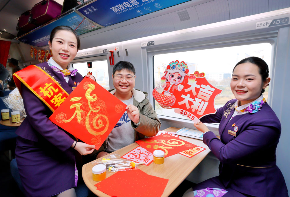 G176次列車工作人員與旅客共同拓福。周圍攝