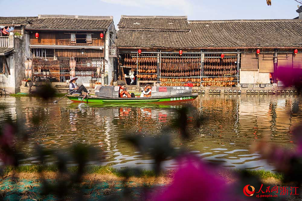 在浙江省紹興市柯橋區安昌古鎮，游客感受江南水鄉的獨特韻味。人民網 章勇濤攝