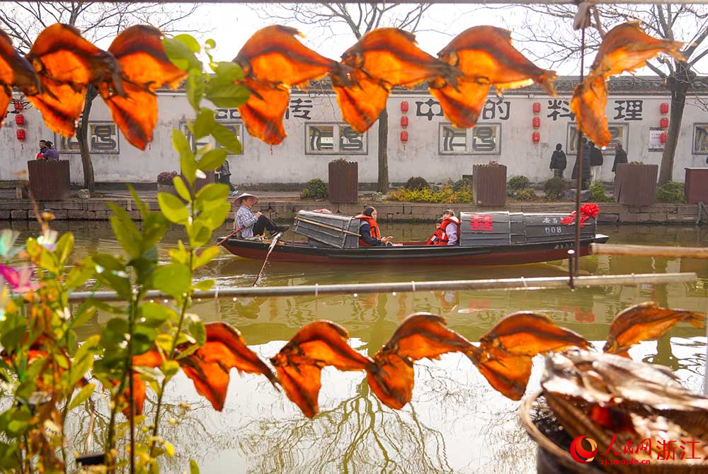 在浙江省紹興市柯橋區安昌古鎮，游客感受江南水鄉的獨特韻味。人民網 章勇濤攝