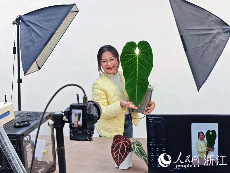 廖萬甜正在直播。人民網 方彭依夢攝