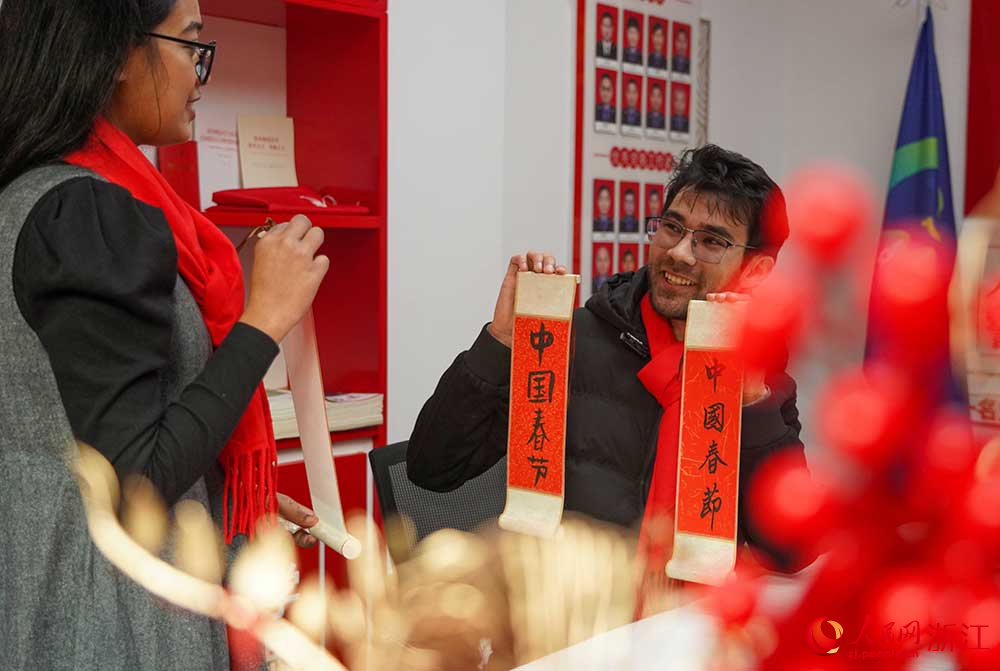 1月23日，在杭州西湖風景名勝區綜合行政執法隊，留學生展示自己書寫的“中國春節”。人民網 章勇濤攝