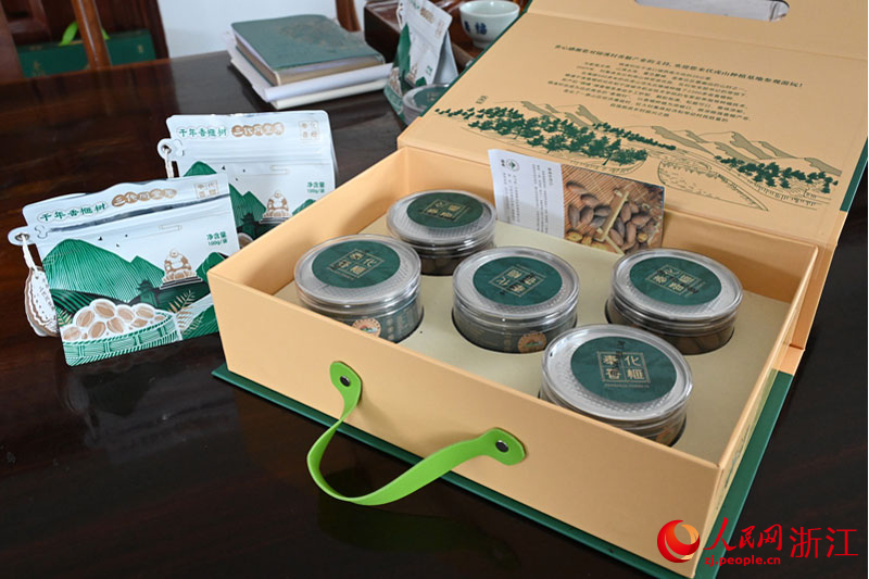 村里對村民們種植的香榧進行統一收購、生產、包裝。人民網記者葉賓得攝