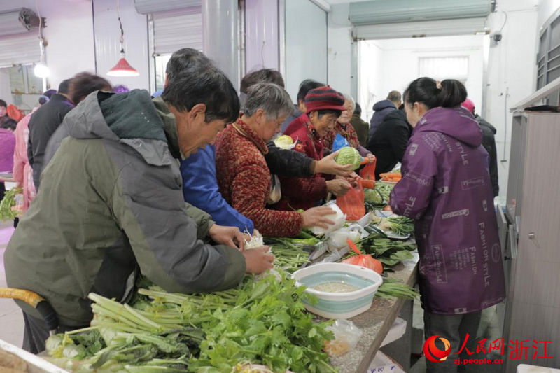 黃龍鄉居民搶購新鮮蔬菜。人民網記者 王麗瑋攝