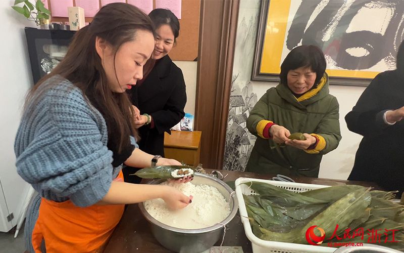 大家正在熱火朝天地包粽子。人民網記者 艾宇韜攝