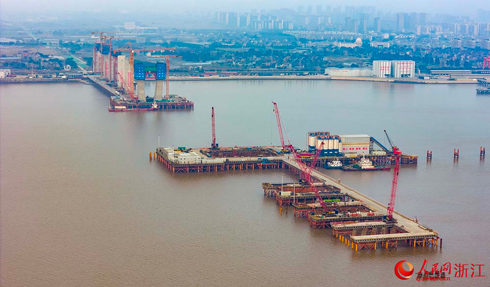 杭州灣跨海鐵路大橋1—12號橋墩施工現場。人民網 章勇濤攝