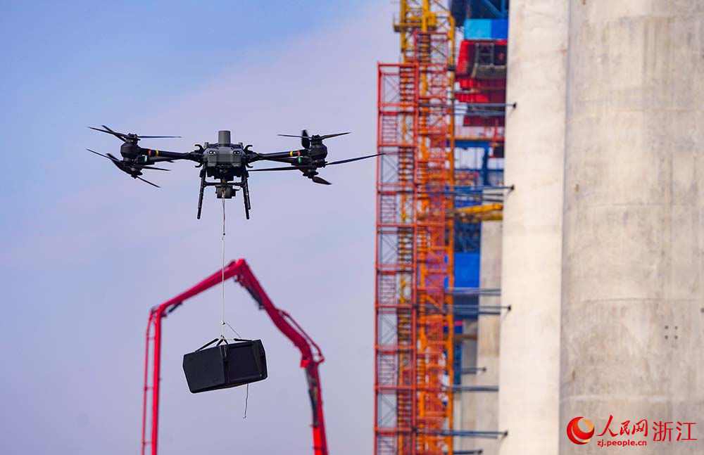 杭州灣跨海鐵路大橋施工現場，無人機正在運送工程物資。人民網 章勇濤攝