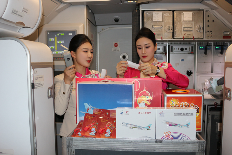 長龍航空為航班旅客準備了精美禮物。長龍航空供圖