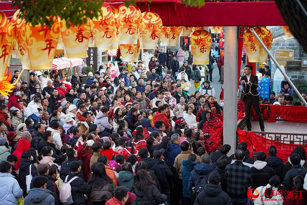 寧波市江北區慈城古縣城，市民游客觀看魔術表演。人民網 章勇濤攝