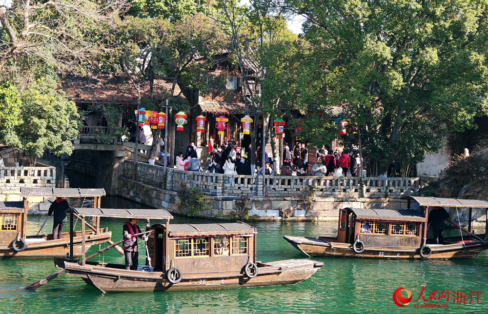 春節期間，來自全國各地的游客齊聚烏鎮，感受江南水鄉的傳統年味。人民網 方彭依夢攝