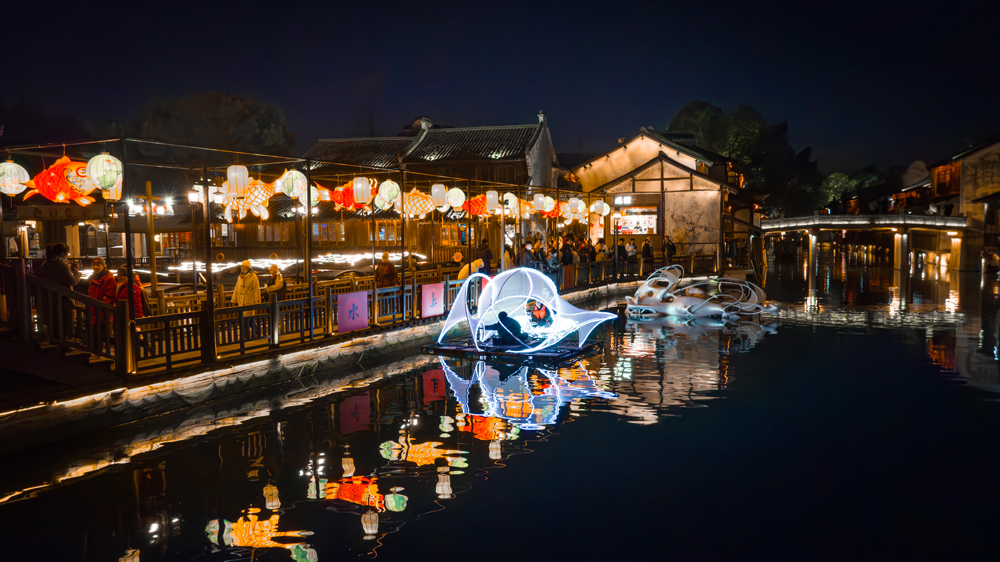 科技感滿滿的賽博船和賽博花燈是烏鎮今年春節的新亮點。烏鎮景區供圖