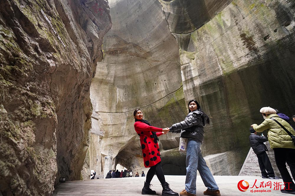 在浙江省臺州市黃巖石窟，洞穴景觀吸引眾多游客駐足觀看和打卡。人民網 章勇濤攝
