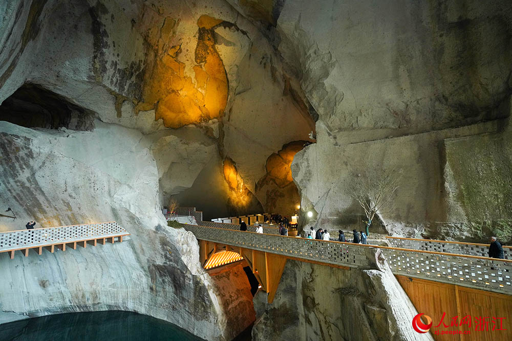 在浙江省臺州市黃巖石窟，洞穴景觀吸引眾多游客駐足觀看和打卡。人民網 章勇濤攝