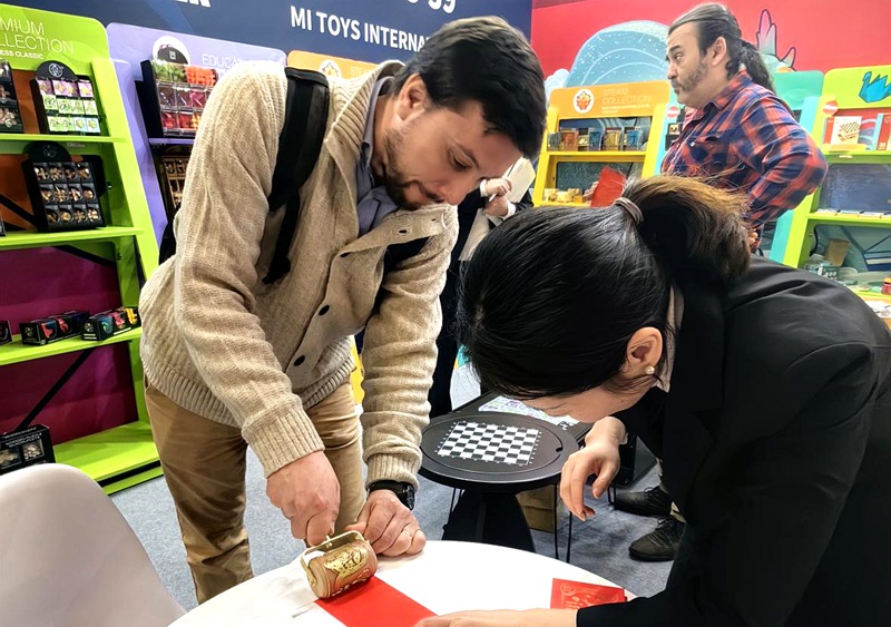 參展嘉賓和觀眾正在體驗“DIY中國紅包封面”活動。受訪者供圖