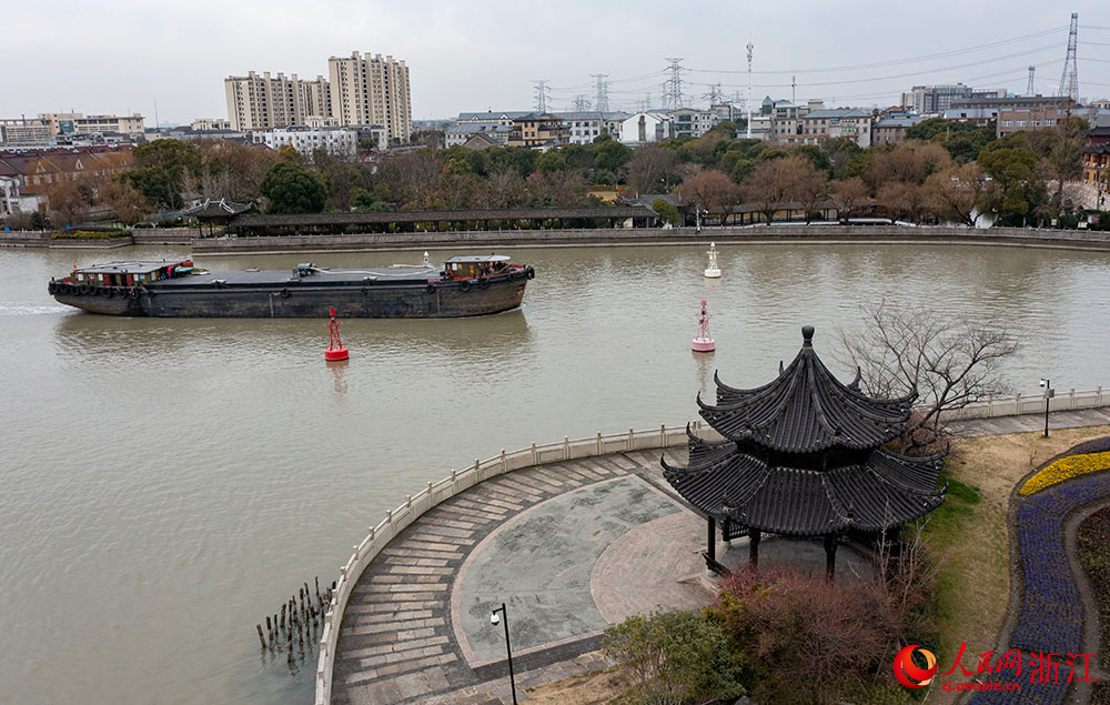 貨船在航道上有序航行，水運呈現一派繁忙景象。人民網 章勇濤攝