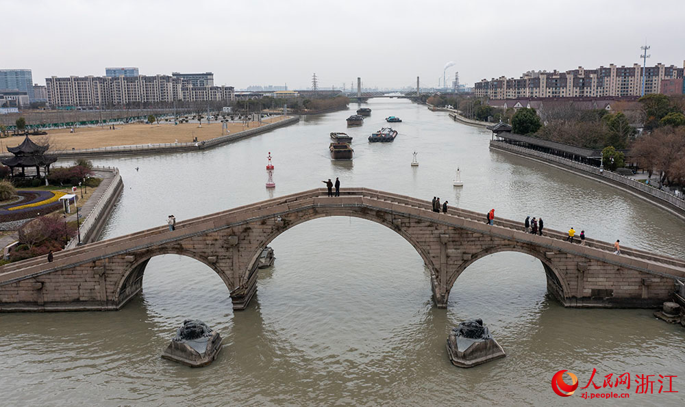 貨船在航道上有序航行，水運呈現一派繁忙景象。人民網 章勇濤攝