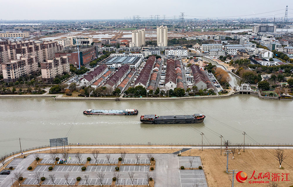 貨船在航道上有序航行，水運呈現一派繁忙景象。人民網 章勇濤攝