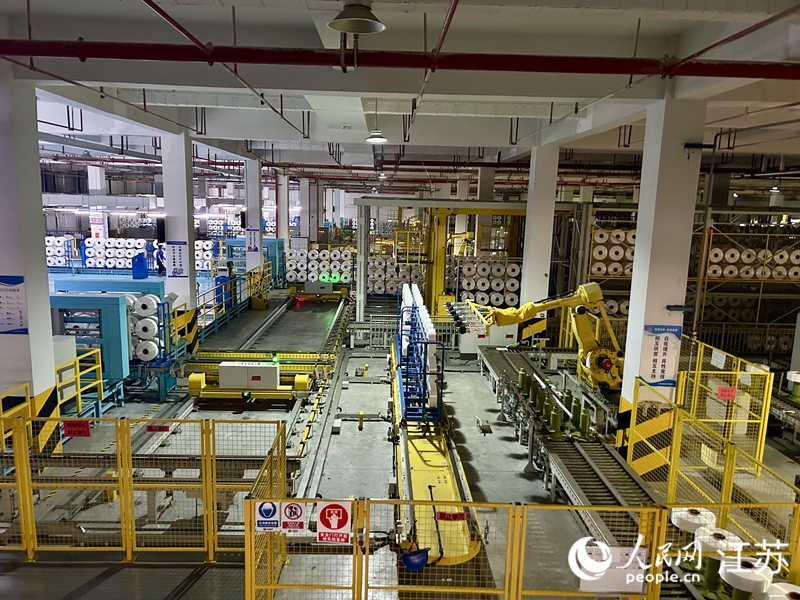 江蘇桐昆恒陽化纖有限公司的智能化包裝生產線。人民網 王丹丹攝