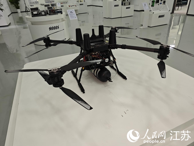 溯馭技術斬獲日內瓦國際發明展金獎的氫動力智能安全無人機。人民網 徐晨曦攝