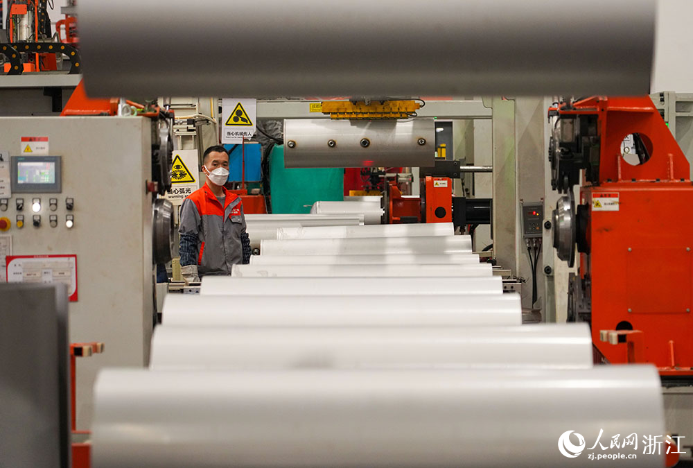 在麗水經濟技術開發區一電器企業生產線上，工人們正鉚足干勁趕制訂單。人民網 章勇濤攝