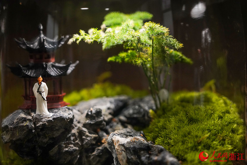 麗水市蓮都區老竹畬族鎮共富工坊內的苔蘚微瓶栽。人民網 章勇濤攝