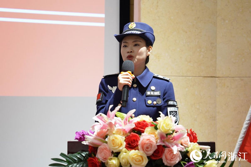 西湖女子巡邏隊隊長葉校分享隊伍成長故事。人民網 劉欣蔚攝