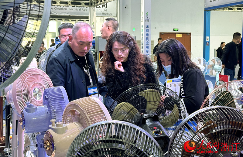 采購商正在查看電扇詳細參數。人民網 陳陸洵攝