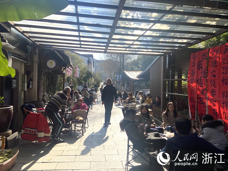 市民游客在五柳巷喝下午茶。人民網 方彭依夢攝