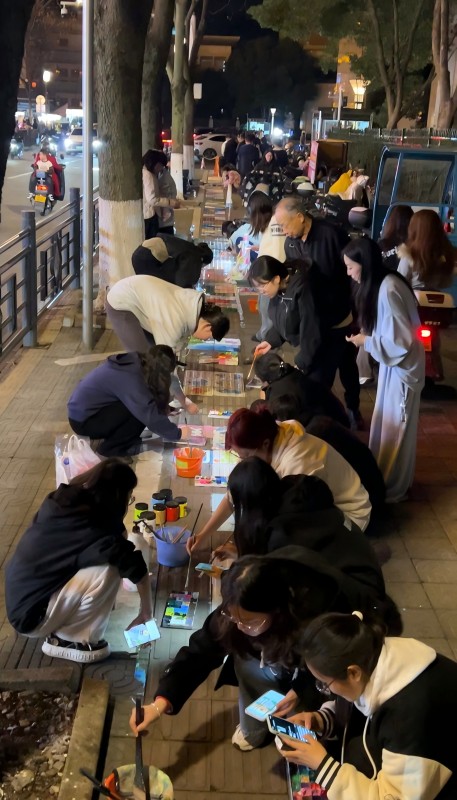 上百位路人參與了“彩虹之路”的繪畫。受訪者供圖