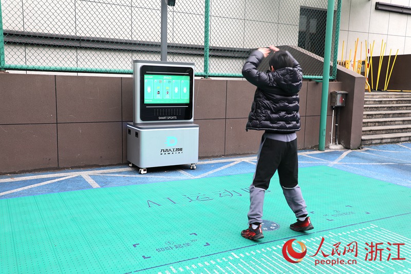 “AI運動吧”的使用，激發了學生們課間運動的熱情。人民網 方彭依夢攝