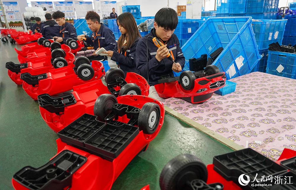 在浙江省慈溪市觀海衛鎮一童車玩具企業，工人加緊趕制訂單。人民網 章勇濤攝
