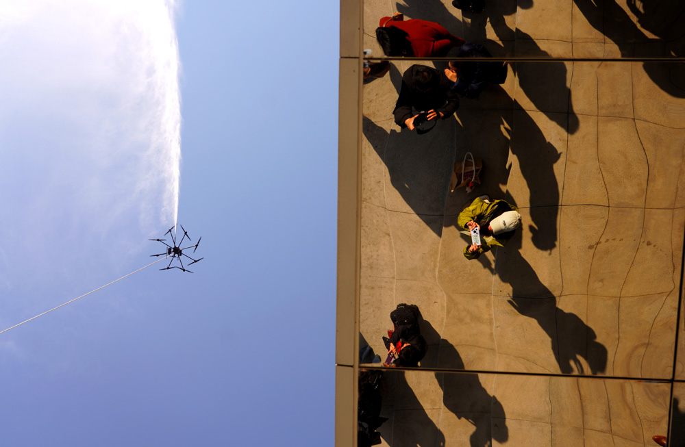 3月19日，在杭州市拱墅區，觀眾觀看一款消防無人機高空滅火演練。章勇濤攝