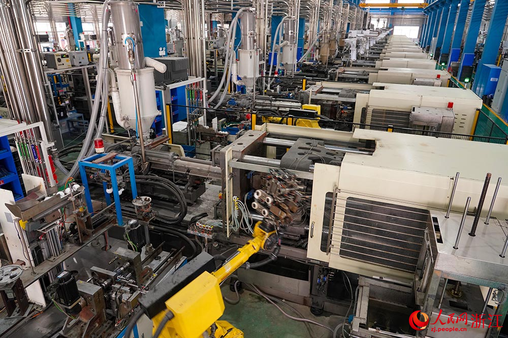 在臺州市黃巖區江口街道一家管道企業，數字化設備正在高速運轉。人民網 章勇濤攝