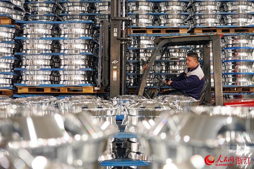 在臺州市黃巖區江口街道一家汽車零配件企業，工人在碼放產品。人民網 章勇濤攝