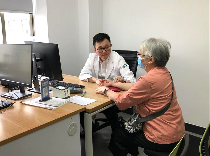 咳嗽過敏癥專病門診內，董蕾正在搭脈問診。受訪者供圖