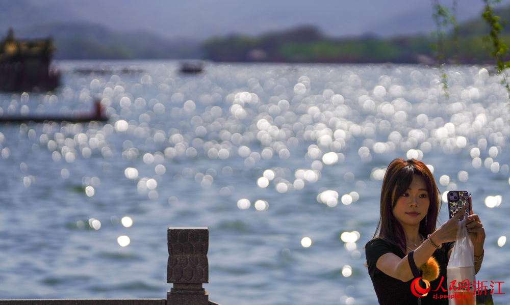 游客駐足拍照。人民網記者 郭揚攝