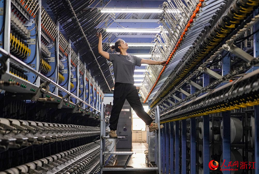 在浙江省紹興市柯橋區一家紡織企業，工人在生產線上趕制訂單。人民網 章勇濤攝