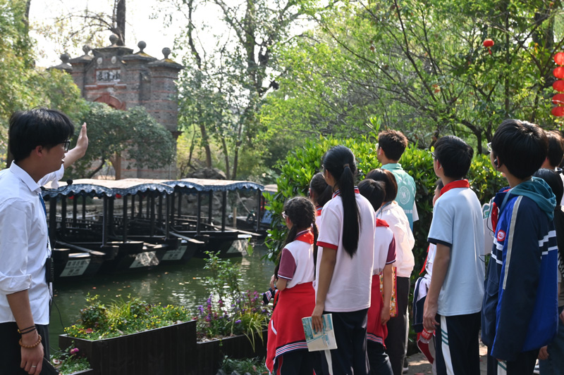 大中小學生們一起聆聽大運河（南潯段）文化故事。