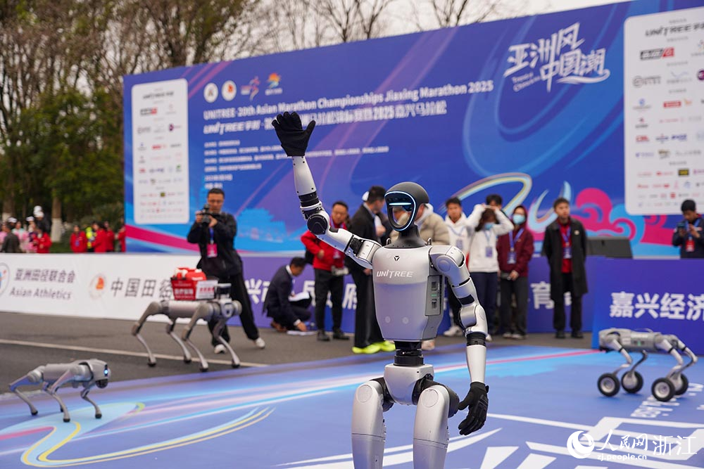 宇樹科技機器人在現場和運動員進行交互。人民網 章勇濤攝