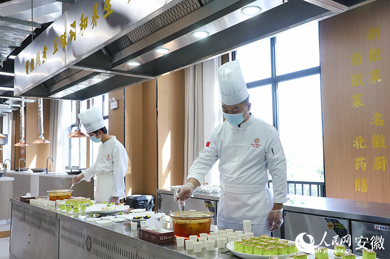 “亳州養生師”在烹調藥膳。人民網 胡雨松攝