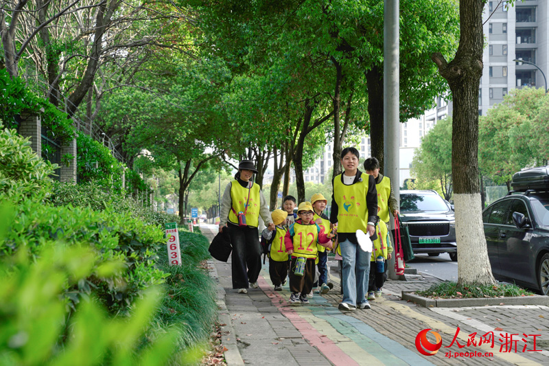 共享奶奶接送小朋友。人民網記者 郭揚攝