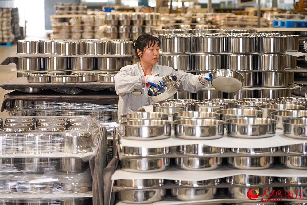 工人在碼放產品。人民網 章勇濤攝