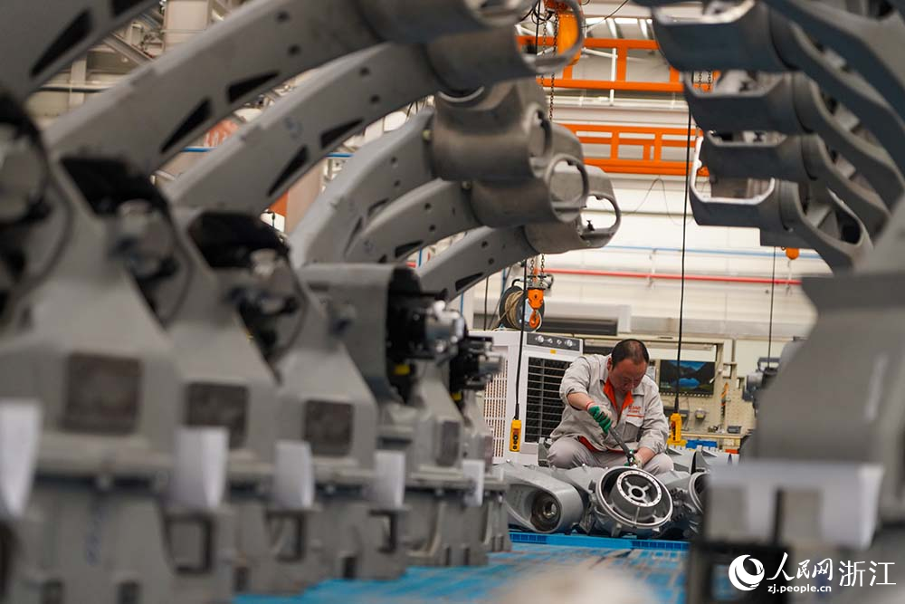 工人在車間里進行機器人組裝作業，趕制訂單供市場。人民網 章勇濤攝