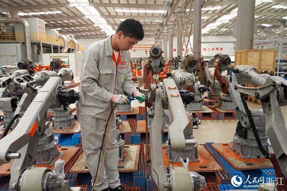 工人在車間里進行機器人組裝作業，趕制訂單供市場。人民網 章勇濤攝