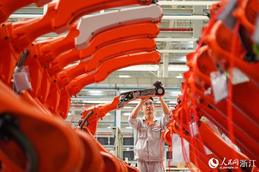 工人在車間里進行機器人組裝作業，趕制訂單供市場。人民網 章勇濤攝