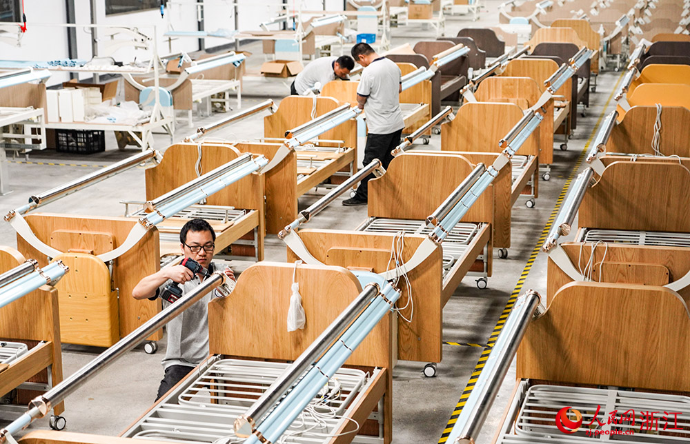 在寧波前灣新區一家企業，工人在趕制智能護理床的訂單。人民網 章勇濤攝